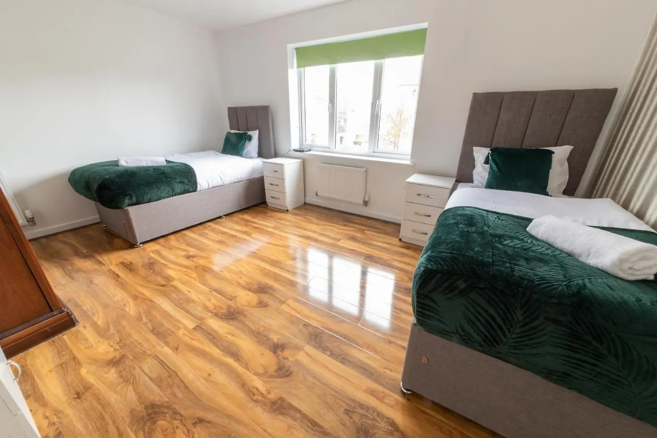 Contractor-Ready House - Bright, Spacious, And Free Wifi Included! Luton  0*, Luton (Bedfordshire)
