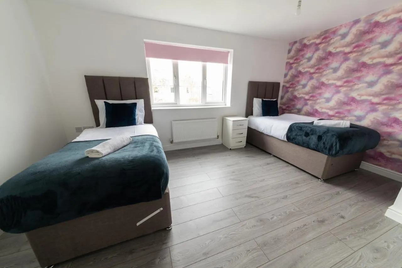 Contractor-Ready House - Bright, Spacious, And Free Wifi Included! Luton  Apartment