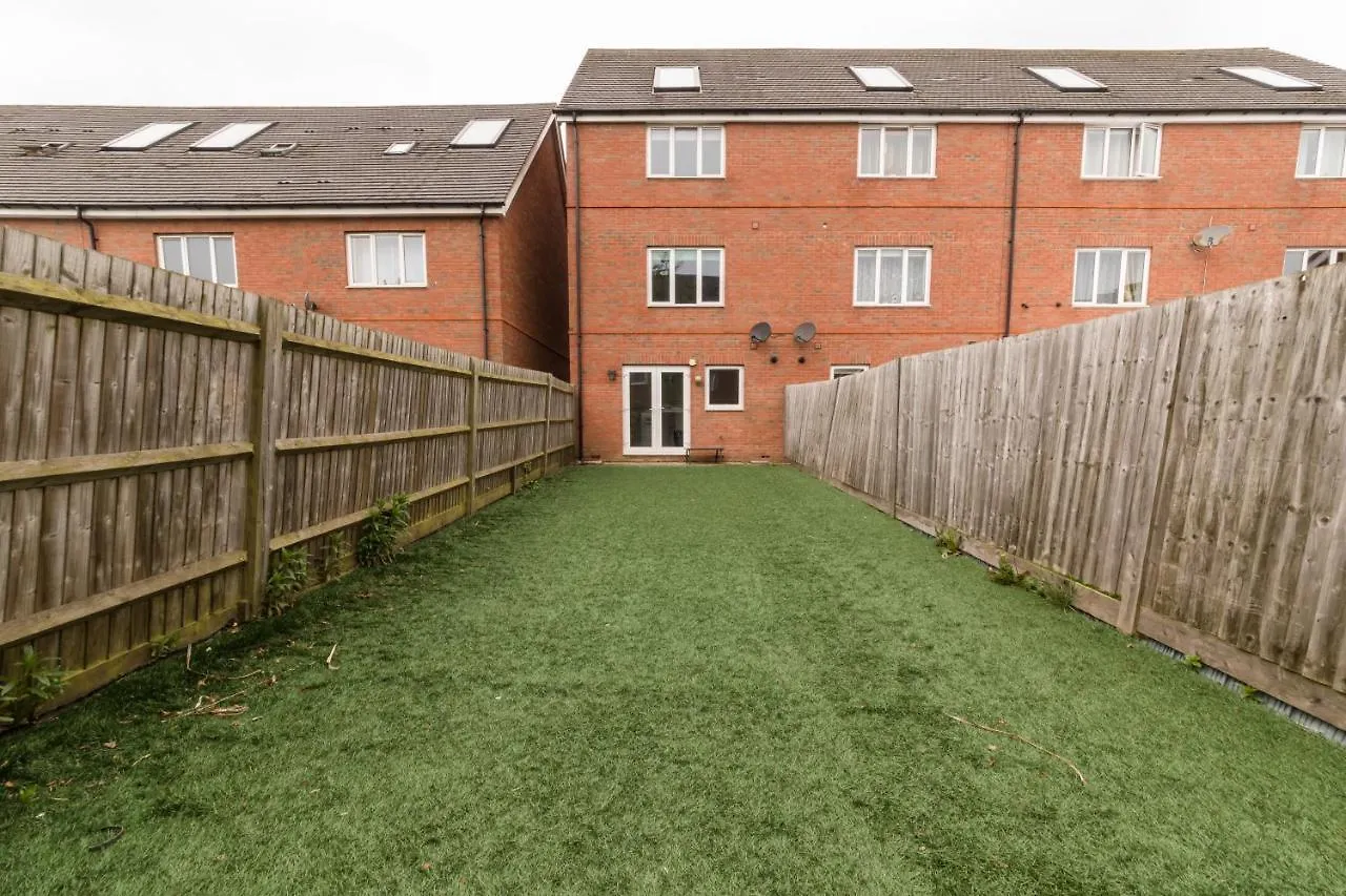 Contractor-Ready House - Bright, Spacious, And Free Wifi Included! Luton (Bedfordshire)