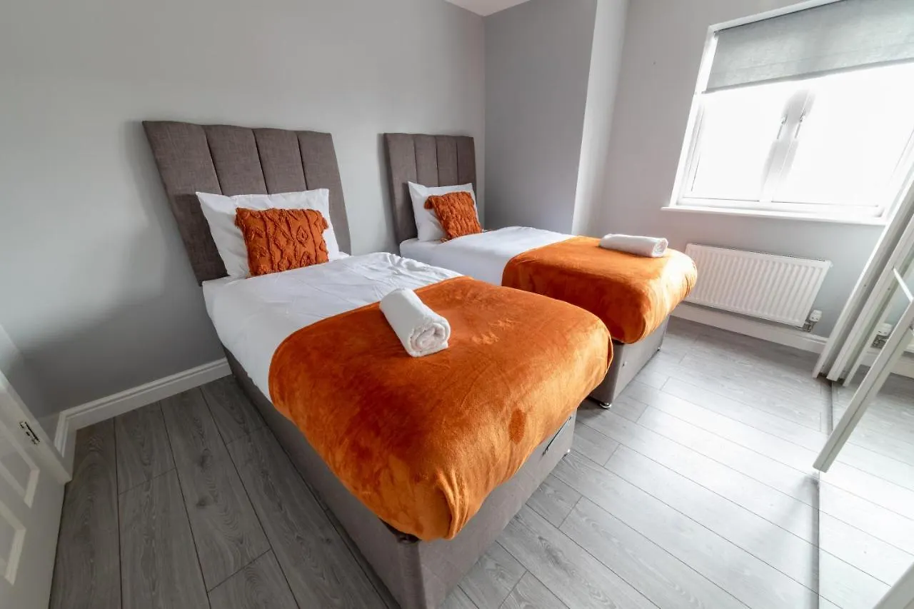 Apartment Contractor-Ready House - Bright, Spacious, And Free Wifi Included! Luton  United Kingdom