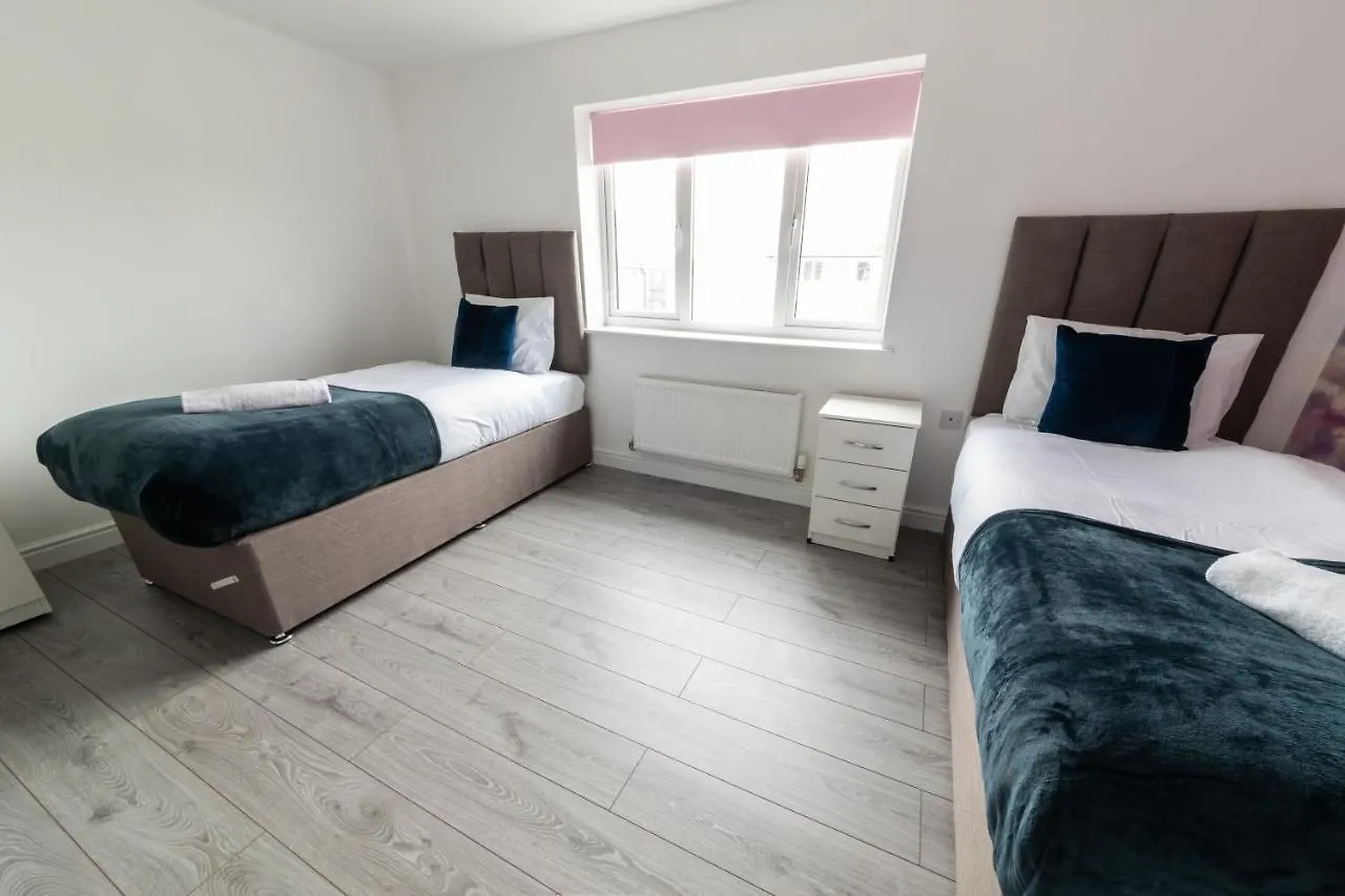 Contractor-Ready House - Bright, Spacious, And Free Wifi Included! Luton  Luton (Bedfordshire)