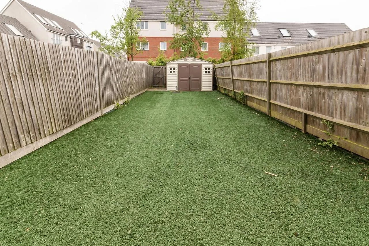 Apartment Contractor-Ready House - Bright, Spacious, And Free Wifi Included! Luton